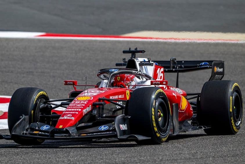 SAKHIR, BAHREIN Charles Leclerc pilotando sua Ferrari.