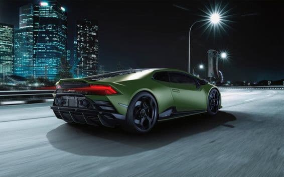 Um Lamborghini Huracan verde escuro fosco
