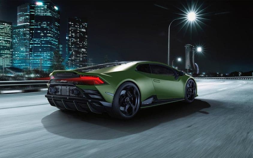 Um Lamborghini Huracan verde escuro fosco