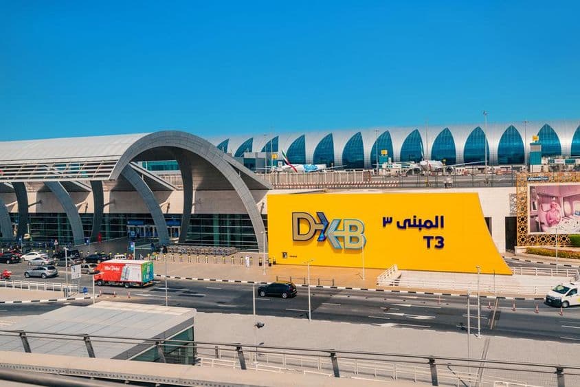 Entrada do moderno terminal do aeroporto DXB de Dubai.