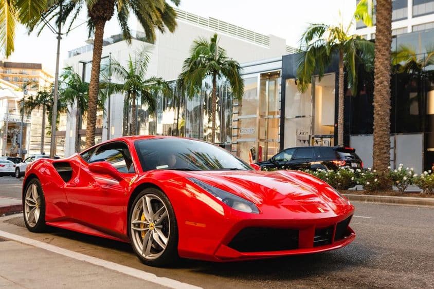 Ferrari 488 GTB vermelha estacionada