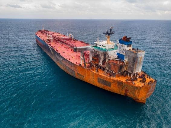 petroleiro no mar