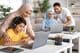 Família aprendendo online em casa