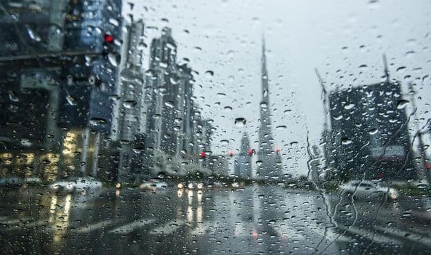 Chuva em Dubai, com arranha-céus ao fundo
