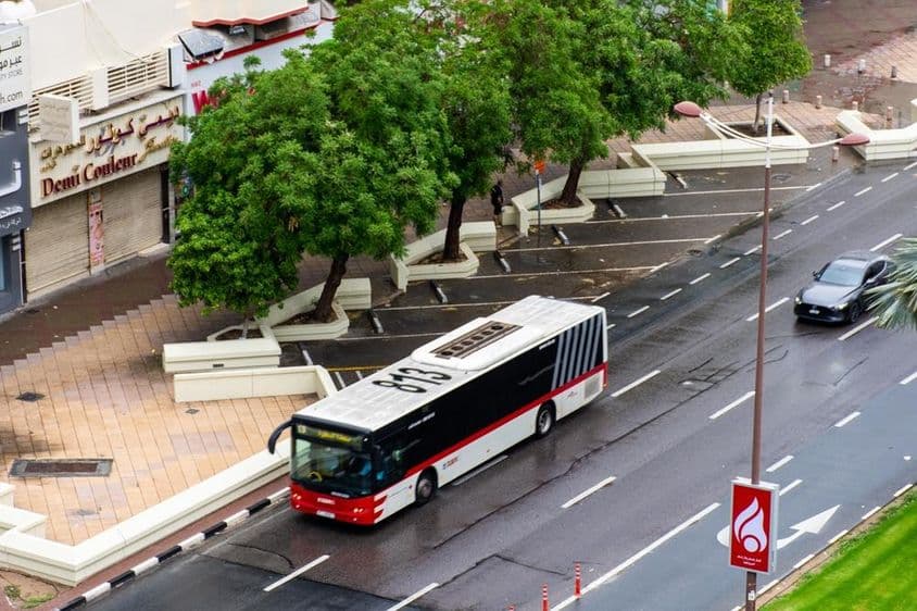 vista de um ônibus na estrada na cidade de Dubai.