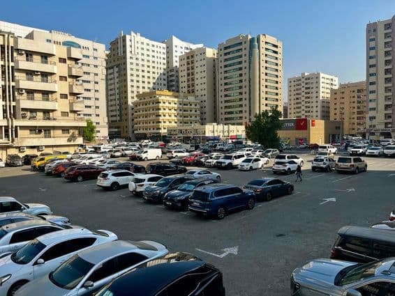 Grande estacionamento lotado de carros em Sharjah, Emirados Árabes Unidos.