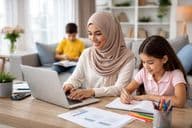 Trabalho em casa com a família reunida