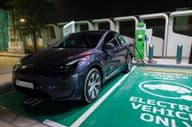 Estação de carregamento de carro elétrico com cabo de alimentação na estação de gasolina ENOC