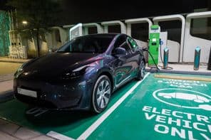 Estação de carregamento de carro elétrico com cabo de alimentação na estação de gasolina ENOC