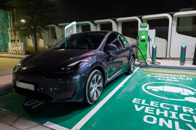 Estação de carregamento de carro elétrico com cabo de alimentação na estação de gasolina ENOC