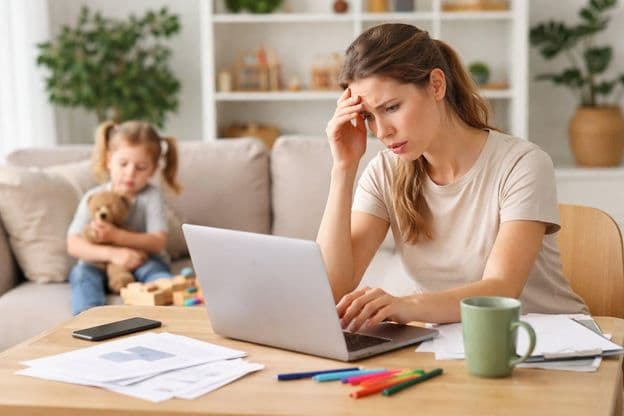 Trabalhando em casa com uma criança