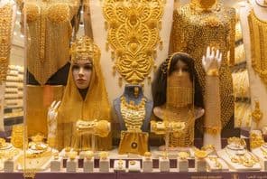 Imagem de joias femininas em uma vitrine no mercado do Souk de Ouro em Dubai.
