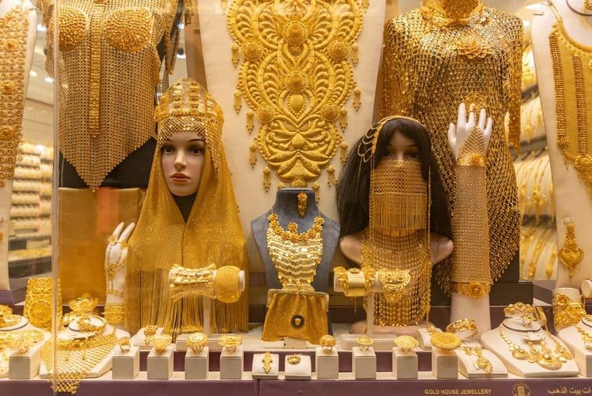 Imagem de joias femininas em uma vitrine no mercado do Souk de Ouro em Dubai.