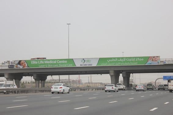 Sheikh Mohammed Bin Zayed Road conectando os emirados de Dubai e Sharjah.