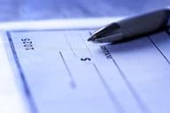 Caneta usada para escrever um cheque bancário