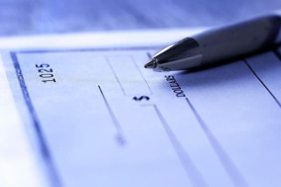 Caneta usada para escrever um cheque bancário