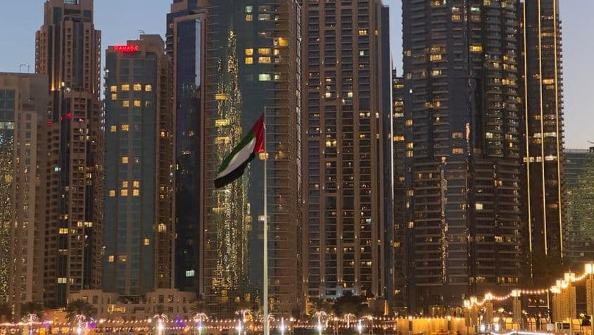 Vista noturna da Fonte de Dubai iluminada