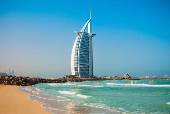 Hotel de luxo Burj Al Arab e praia pública Jumeirah