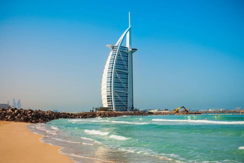 Hotel de luxo Burj Al Arab e praia pública Jumeirah