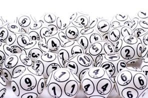 Bolas de loteria em um monte.