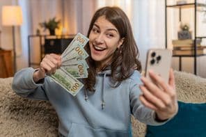 Jovem mulher blogueira influenciadora sorrindo