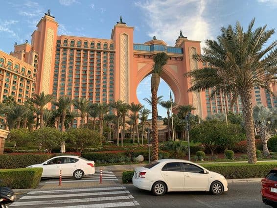 Tráfego de carros em frente ao famoso hotel de luxo Atlantis Hotel na ilha Palm Jumeirah.
