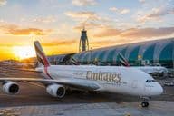 Aeroporto de Dubai ao pôr do sol