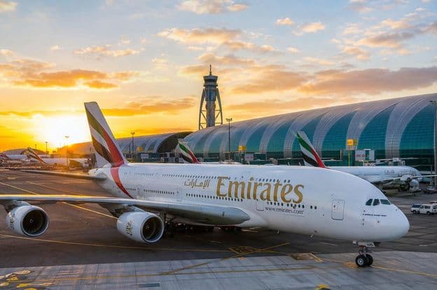 Aeroporto de Dubai ao pôr do sol