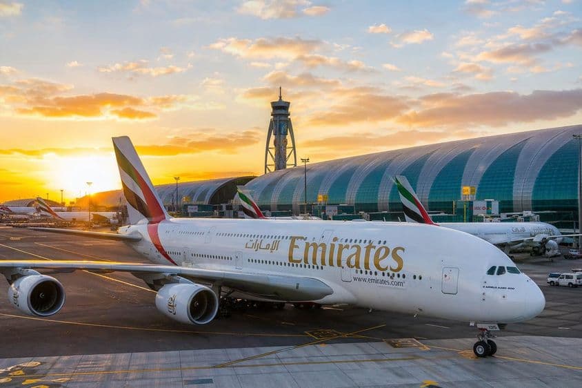 Aeroporto de Dubai ao pôr do sol