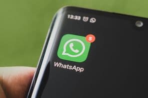 Ícone do WhatsApp em um smartphone preto