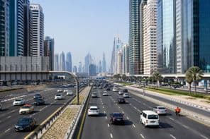 Tráfego moderno em rodovia urbana