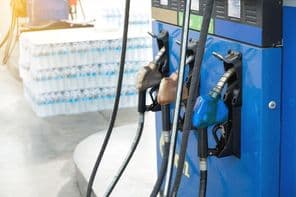 Posto de gasolina se preparando para viajantes abastecerem