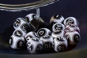 Bolas de loteria em preto e branco