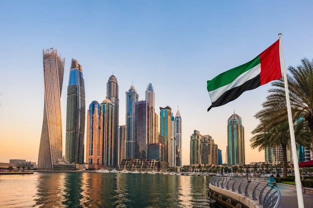 Paisagem urbana moderna de Dubai ao pôr do sol