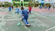 alunos de escola primária jogando futebol