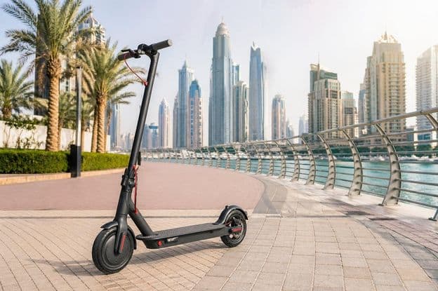 Tráfego de patinetes elétricos em Dubai