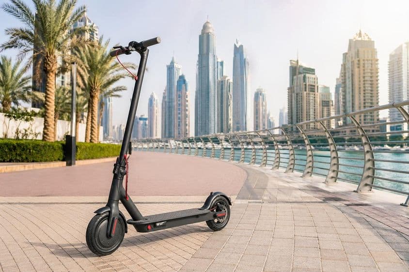 Tráfego de patinetes elétricos em Dubai