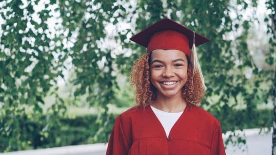 aluno graduado feliz em toga vermelha