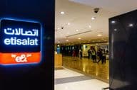 Sinalização de marca Etisalat por e& no Aeroporto Internacional de Dubai.