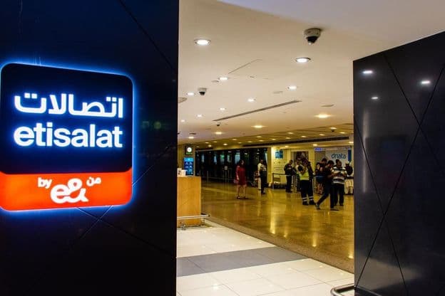 Sinalização de marca Etisalat por e& no Aeroporto Internacional de Dubai.