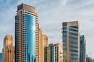 Edifícios residenciais e hotéis em arranha-céus ao redor da Marina de Dubai.