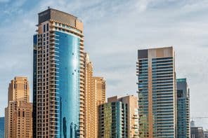 Edifícios residenciais e hotéis em arranha-céus ao redor da Marina de Dubai.