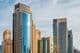 Edifícios residenciais e hotéis em arranha-céus ao redor da Marina de Dubai.