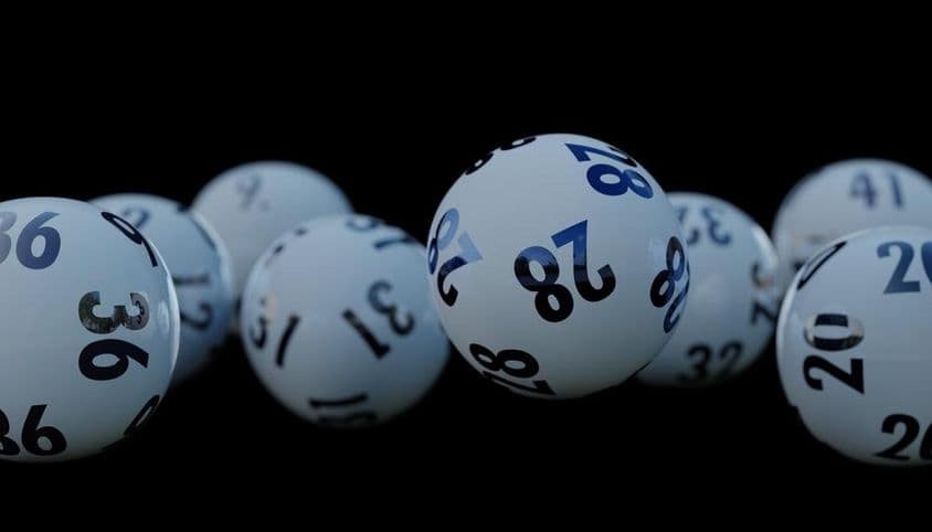 Várias bolas de loteria sobre uma superfície