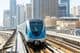 trem do metrô de Dubai no transporte público na Marina de Dubai