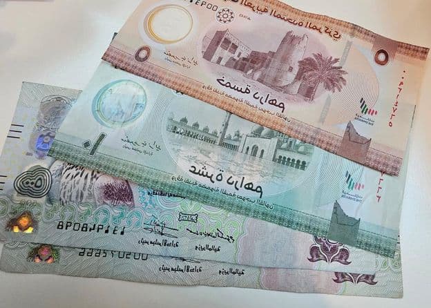 Notas de papel do dirham dos Emirados Árabes Unidos