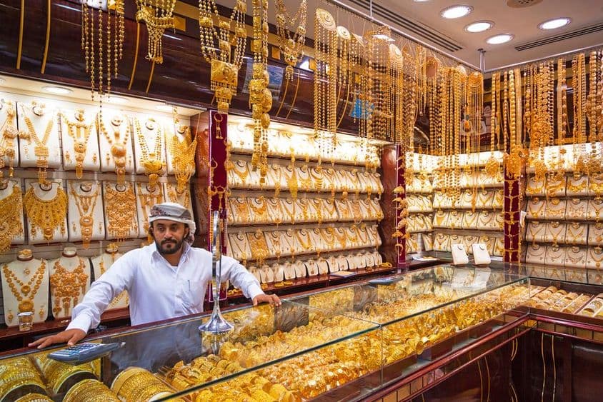 Ouro no famoso souk dourado no mercado Deira de Dubai