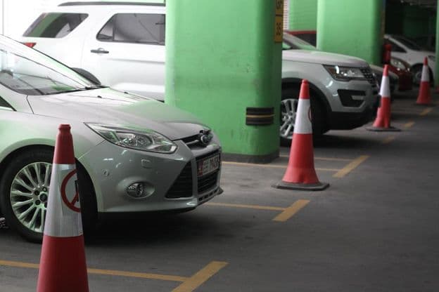 um estacionamento em Abu Dhabi