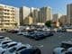 Grande estacionamento cercado por carros em Dubai