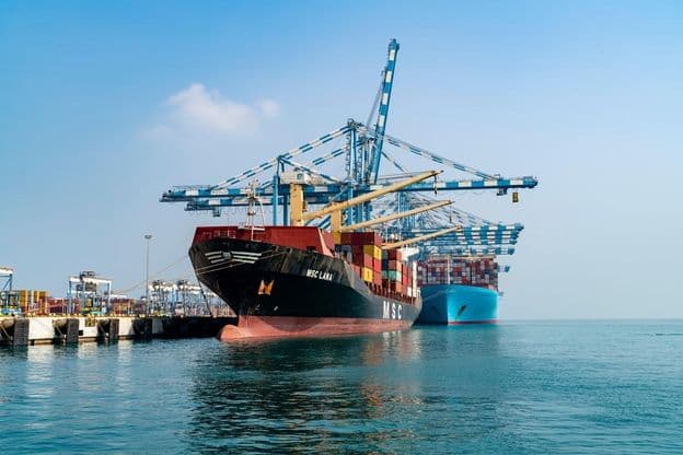 Navios descarregando no porto de Khalifa